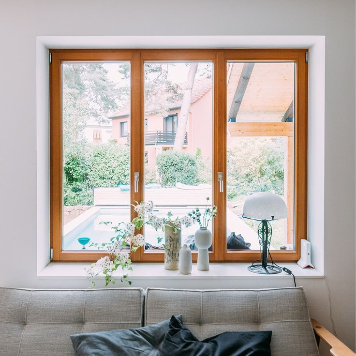 Maßgefertigte Fliegengitter in RAL-Farbe präzise uns sauber vom Profi montiert.